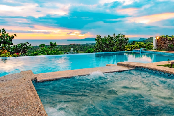 Piscine extérieure, chaises longues
