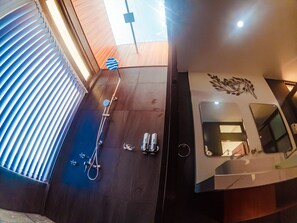 Luxe villa | Badkamer | Pantoffels, handdoeken