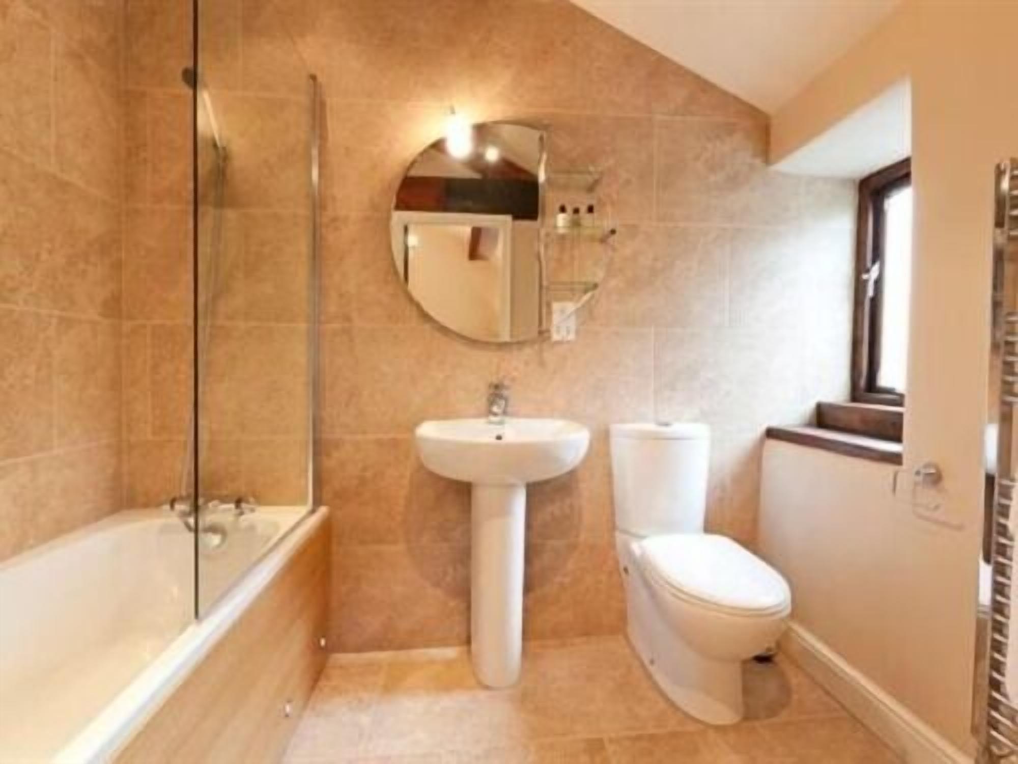 Une salle de bain avec une baignoire, un lavabo et des toilettes.