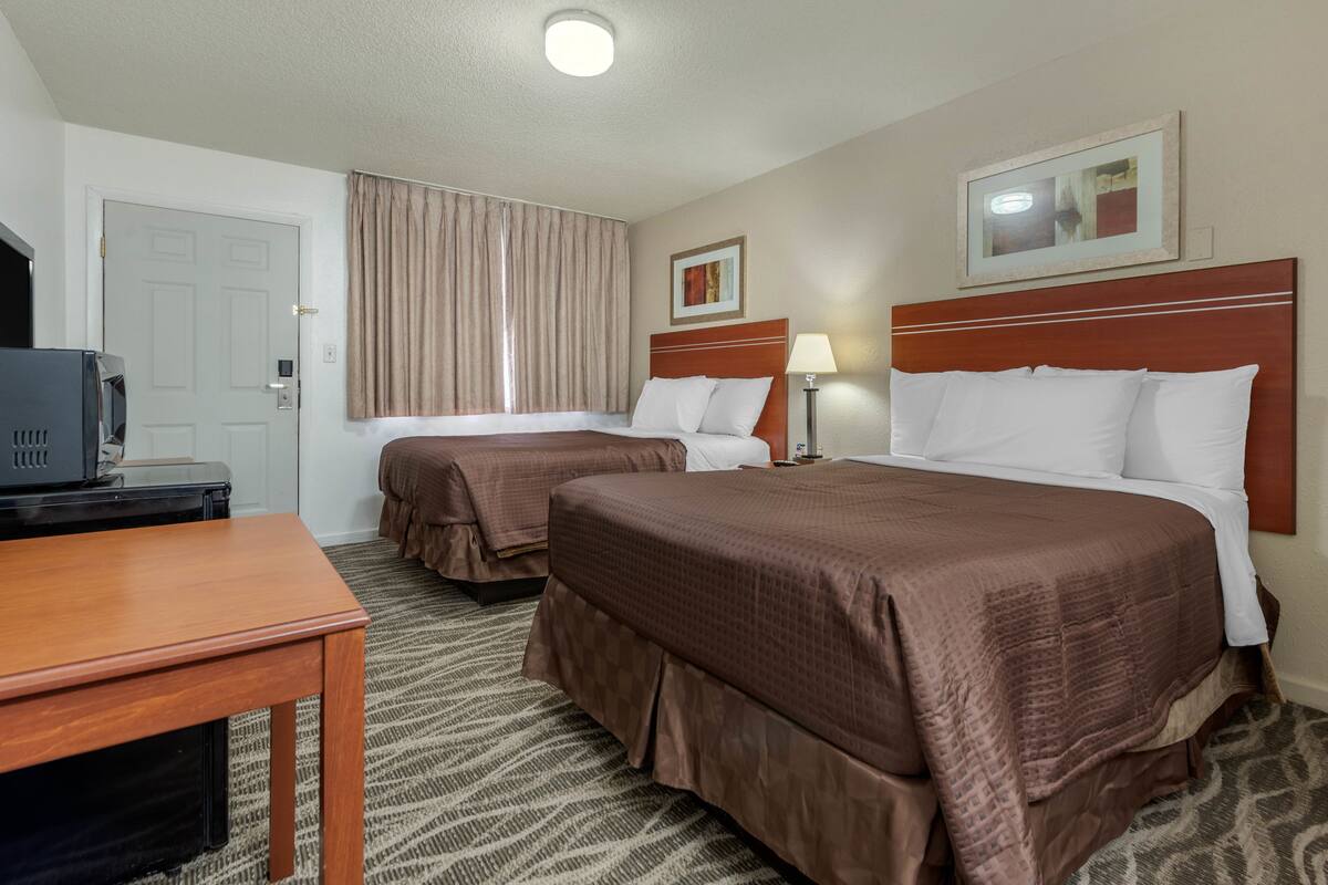 Double Room, Ensuite (2 Full XL + Kitchenette) | 1 bedroom, iron/ironing board, free cots/infant beds, rollaway beds