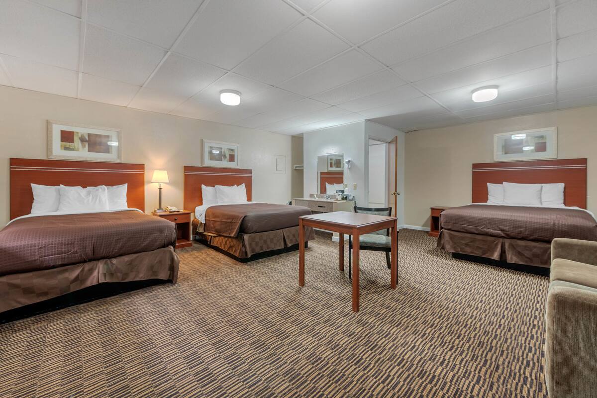 Superior Studio, Ensuite (2 Full XL+Queen+Kitchen) | 1 bedroom, iron/ironing board, free cots/infant beds, rollaway beds