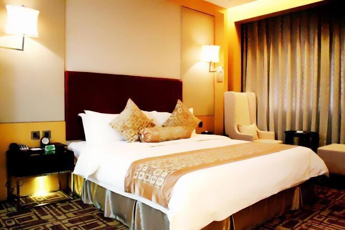 Minibar, in-room safe, alarm clocks