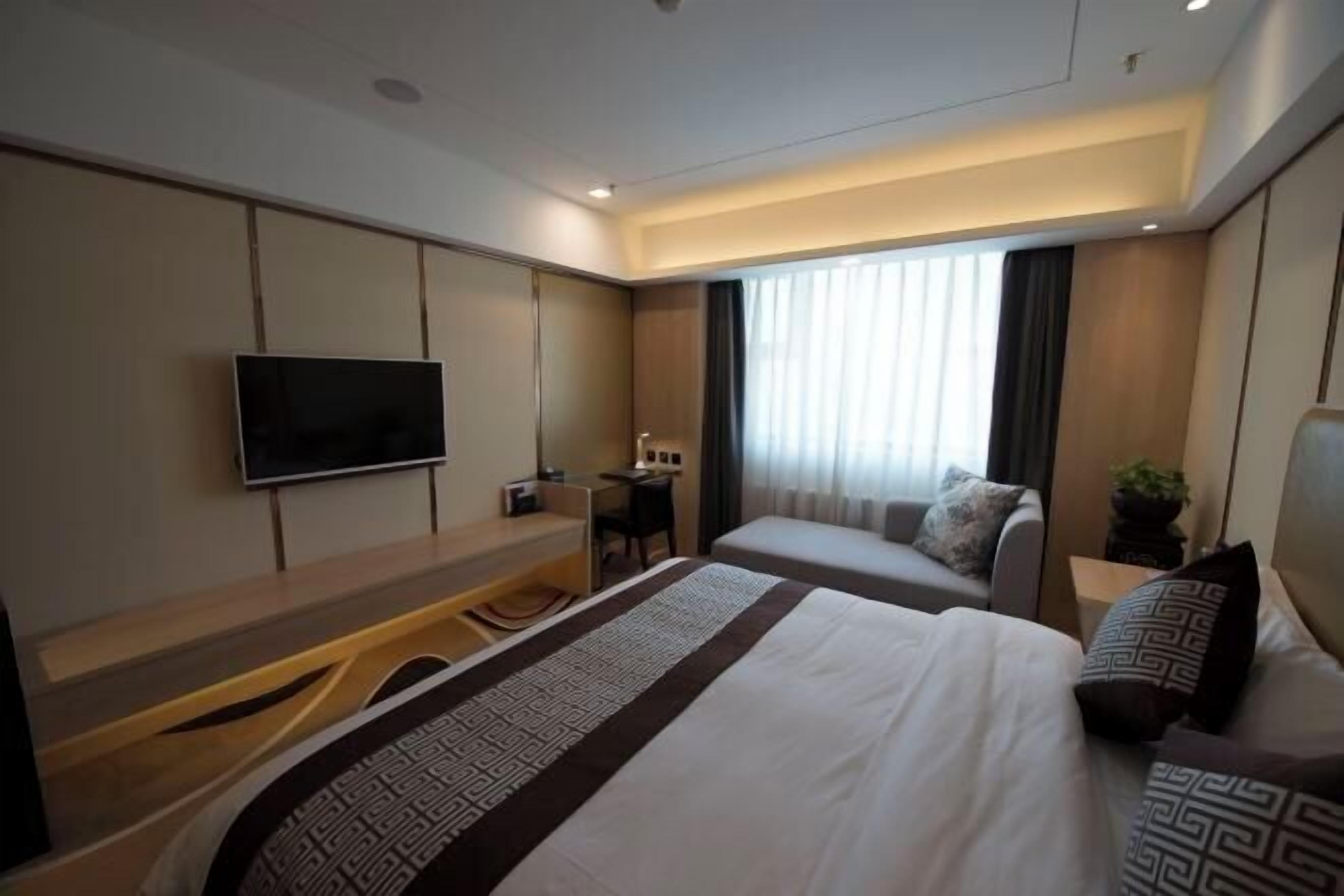 Minibar, in-room safe, alarm clocks
