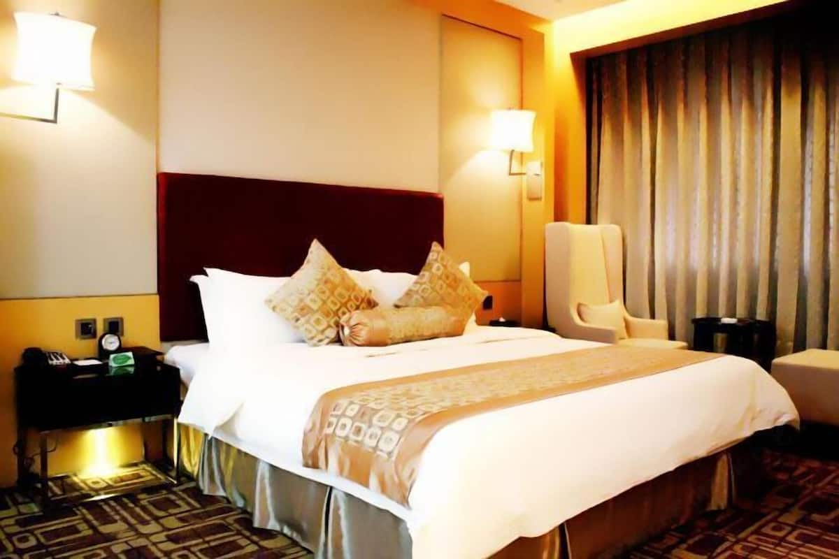 Minibar, in-room safe, alarm clocks