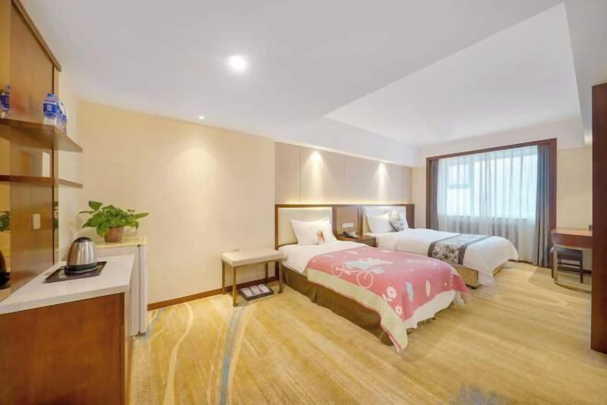 Minibar, in-room safe, alarm clocks