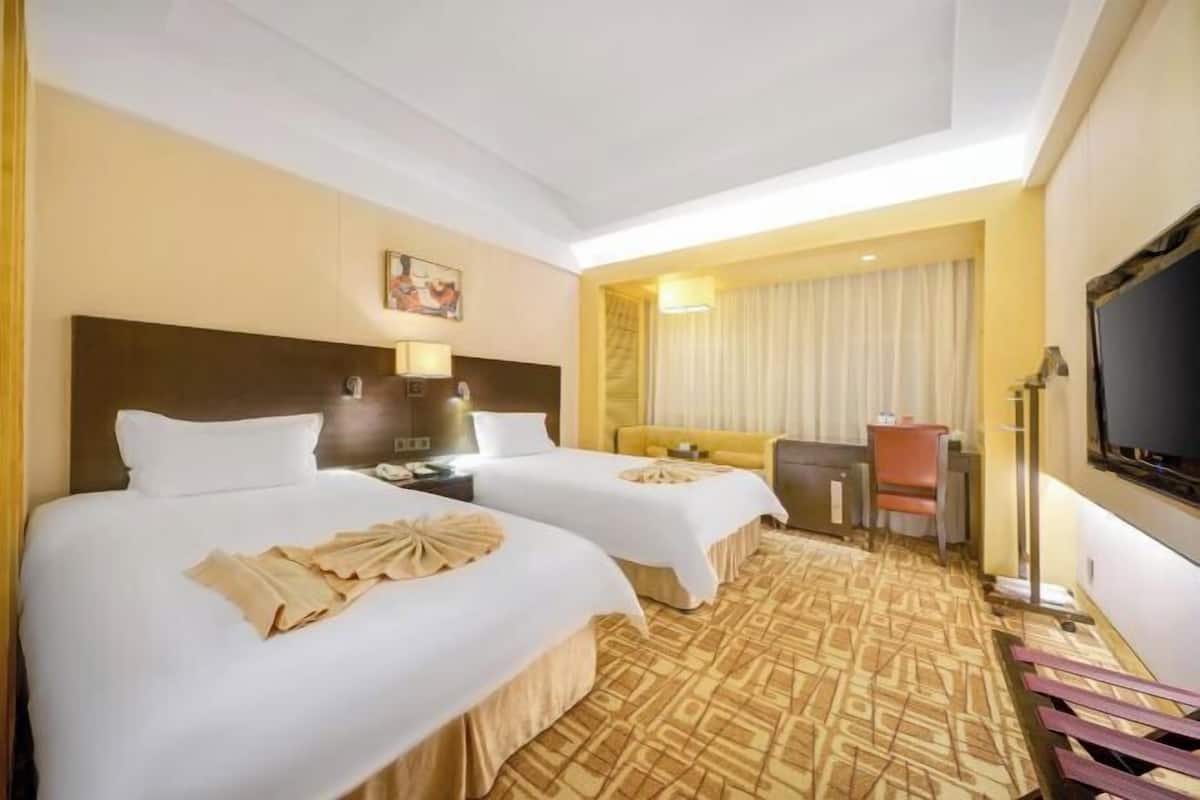 Minibar, in-room safe, alarm clocks