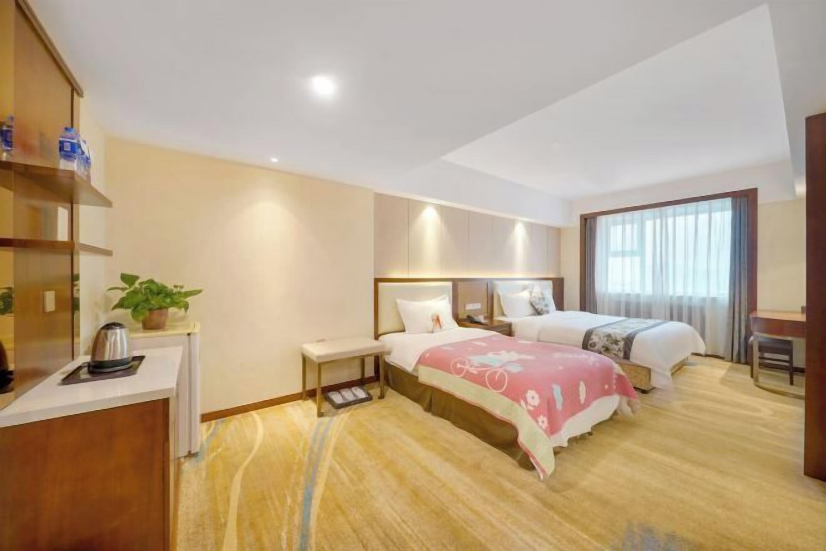 Minibar, in-room safe, alarm clocks