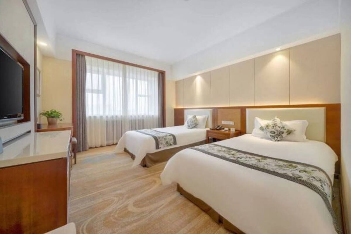 Minibar, in-room safe, alarm clocks