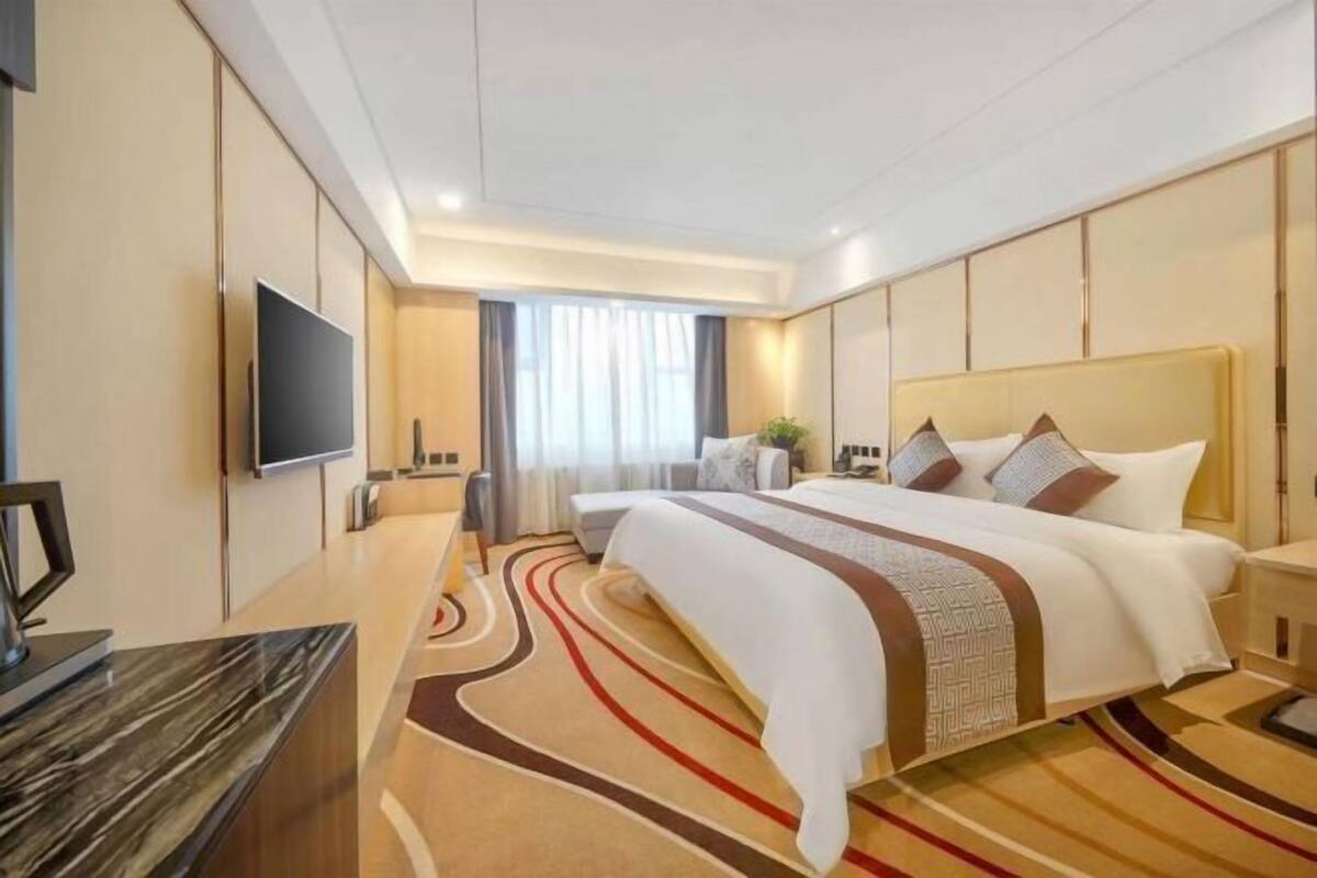 Minibar, in-room safe, alarm clocks