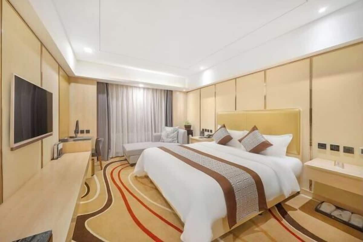 Bar mini, peti besi dalam bilik, jam penggera