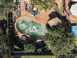 Piscine extérieure, chaises longues