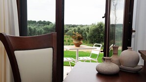Un comedor con una mesa, sillas y cerámica decorativa.