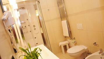 Chambre Standard, vue piscine | Salle de bain