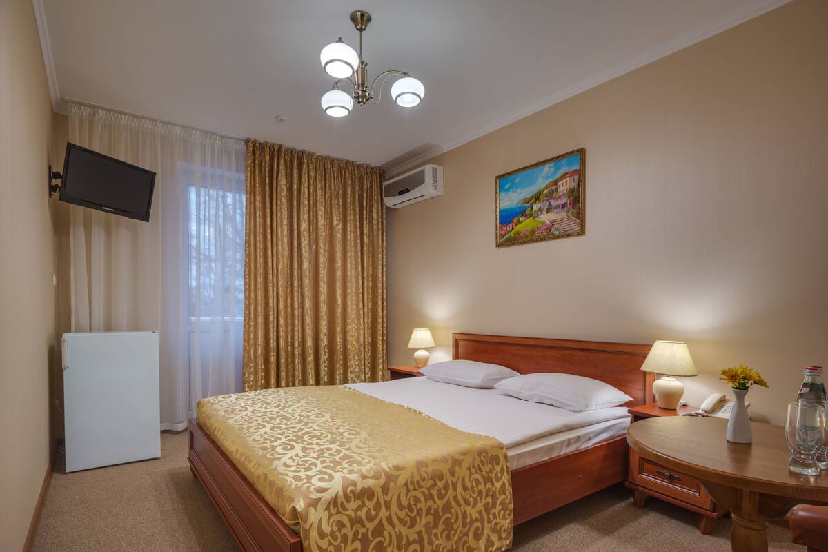 Standard Double or Twin Room | Minibar, in-room safe, blackout drapes, cribs (surcharge)