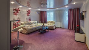 Apartment, 1 Bedroom | Living room | Flat-screen TV - Vele Rosse Hotel (Odesa)