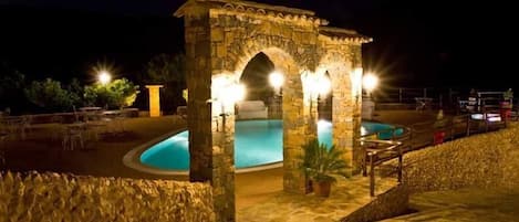 Kolam renang outdoor musiman dan sebuah infinity pool