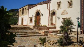 Seasonal outdoor pool, an infinity pool, pool umbrellas, sun loungers
