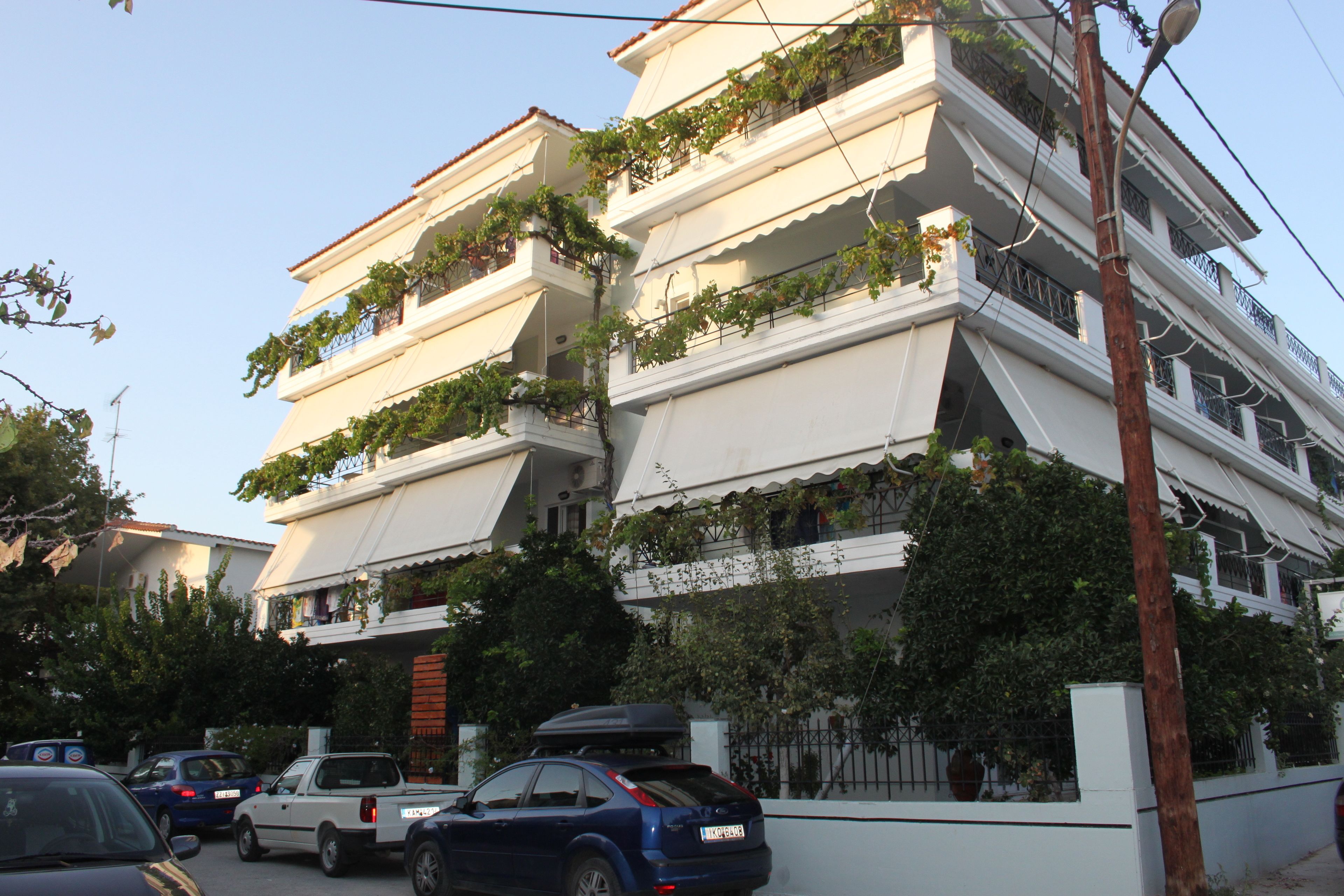 Vista frontal de la propiedad