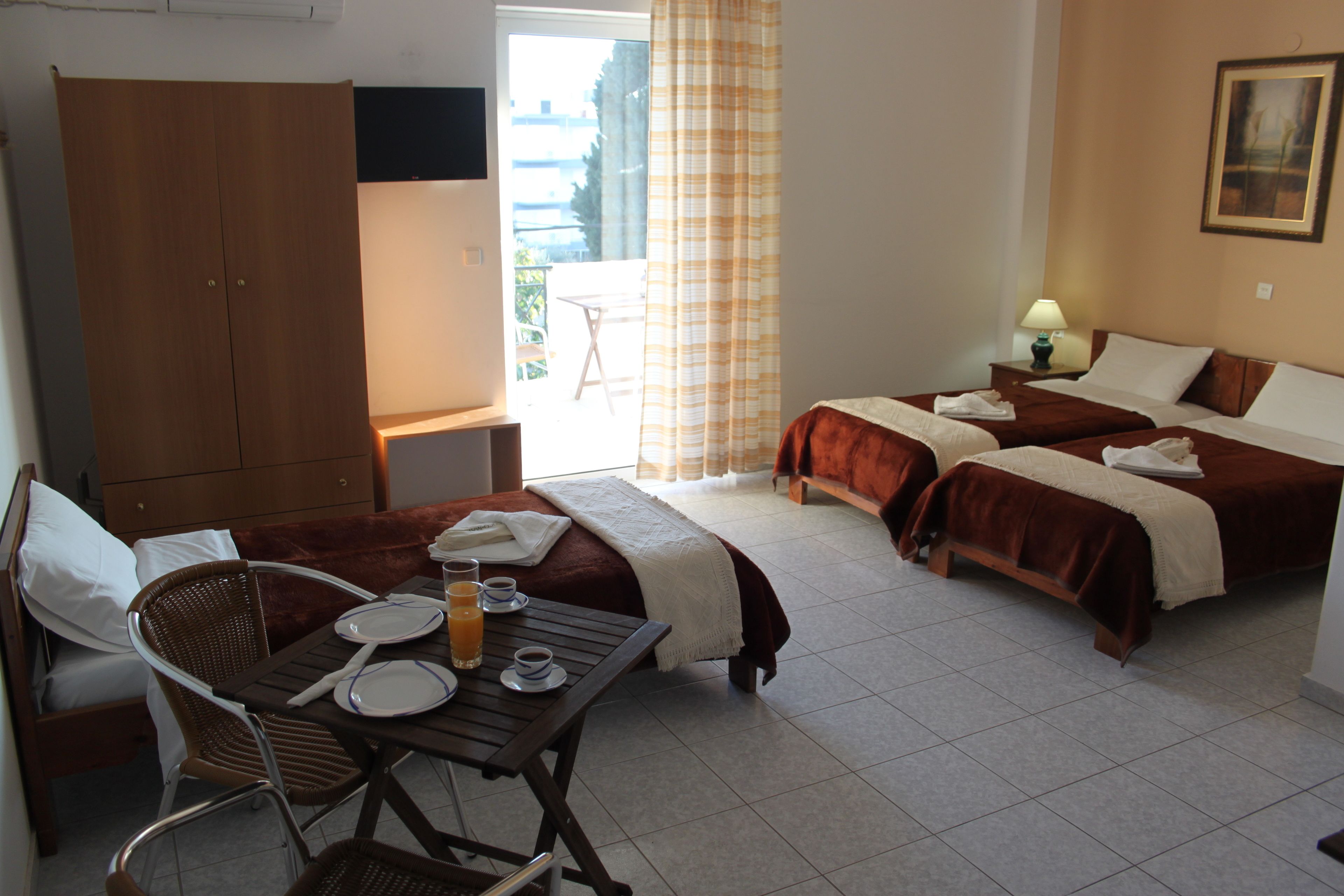 Habitación triple | Caja de seguridad en la habitación, cortinas blackout y insonorización 