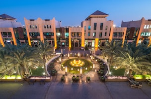 Fachada da propriedade à noite