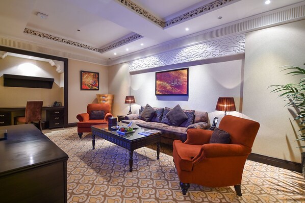 Suite Royal, pemandangan kebun | Ruang keluarga | Televisi LCD 32-inci dengan saluran TV kabel dan Smart TV