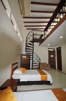 Colchones con pillow-top, minibar y tabla de planchar con plancha 