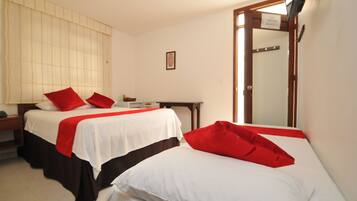 Quarto triplo standard | Camas com colchões pillow-top, frigobar, ferros/tábuas de passar roupa