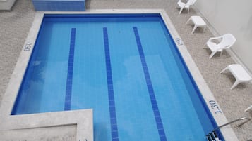 Piscina externa, espreguiçadeiras