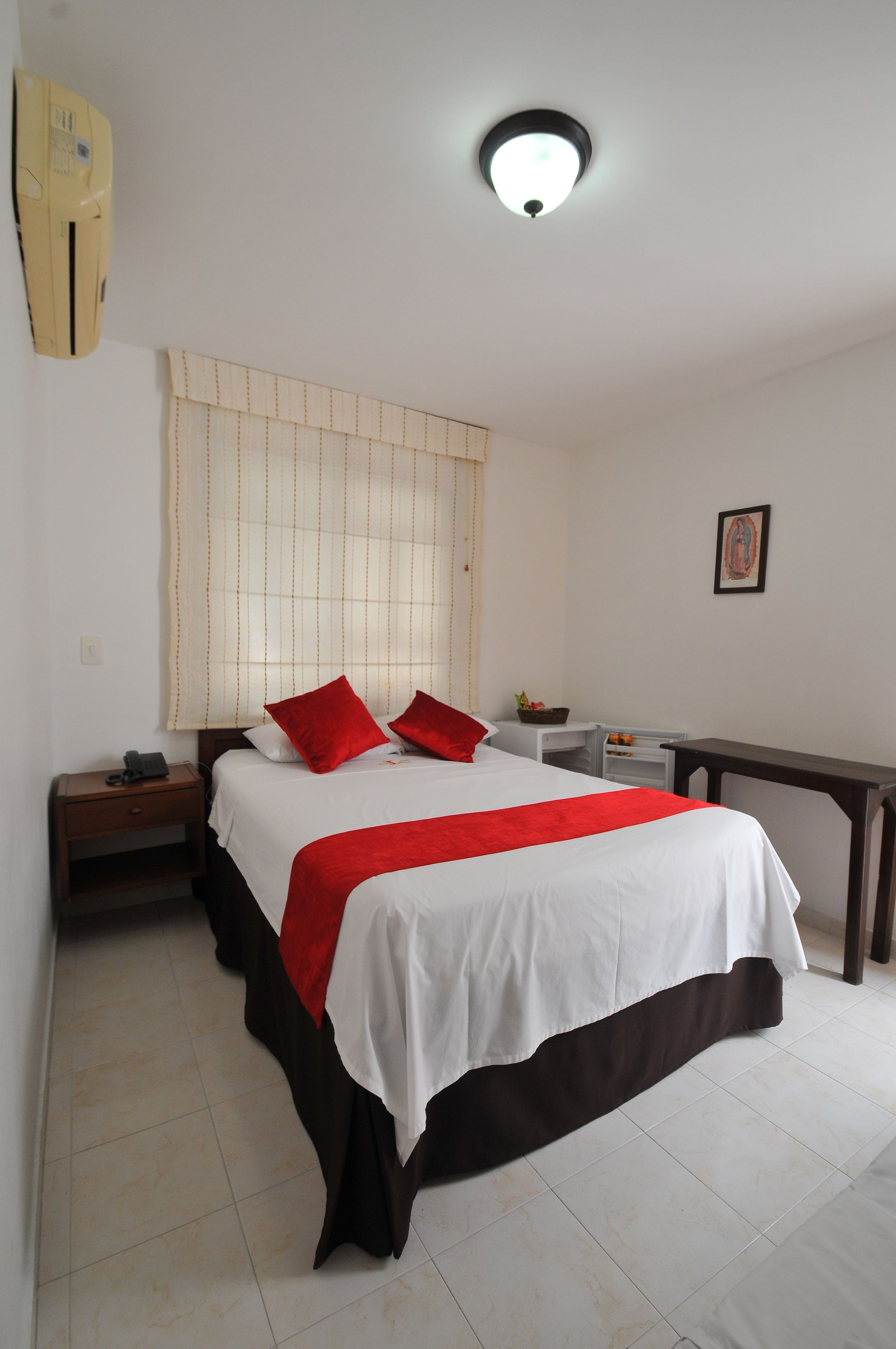 Habitación triple estándar | Camas con pillow-top, minibar y tabla de planchar con plancha 