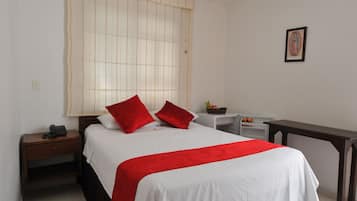 Habitación triple estándar | Camas con pillow-top, minibar y tabla de planchar con plancha