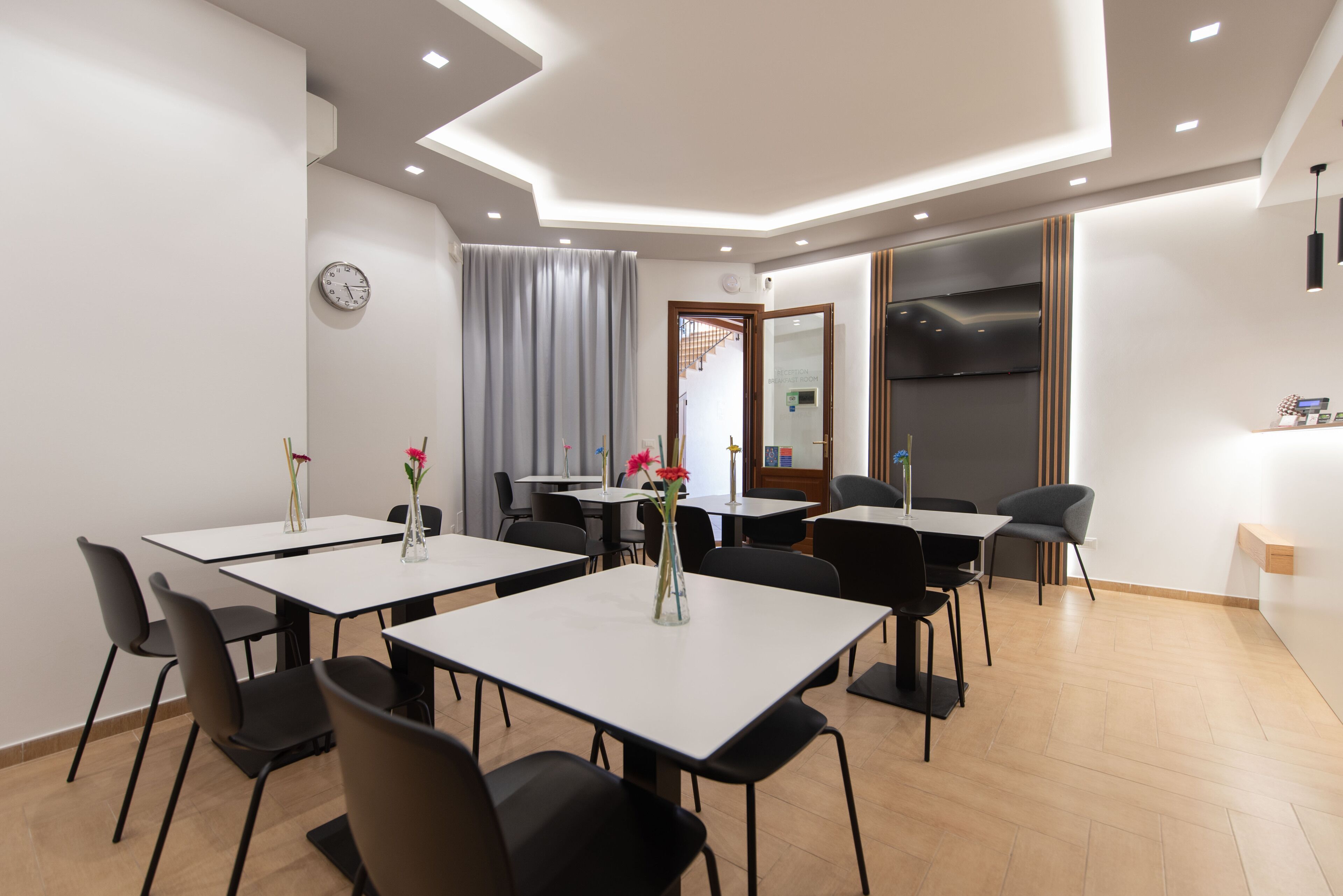 Et moderne hotelværelse med en stor seng, et sengebord, et klædeskab og et badeværelse med bruser og toilet.