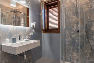 Dreibettzimmer, Terrasse | 1 Schlafzimmer, hochwertige Bettwaren, Daunenbettdecken, Zimmersafe