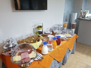 Buffet déjeuner servi tous les jours en supplément
