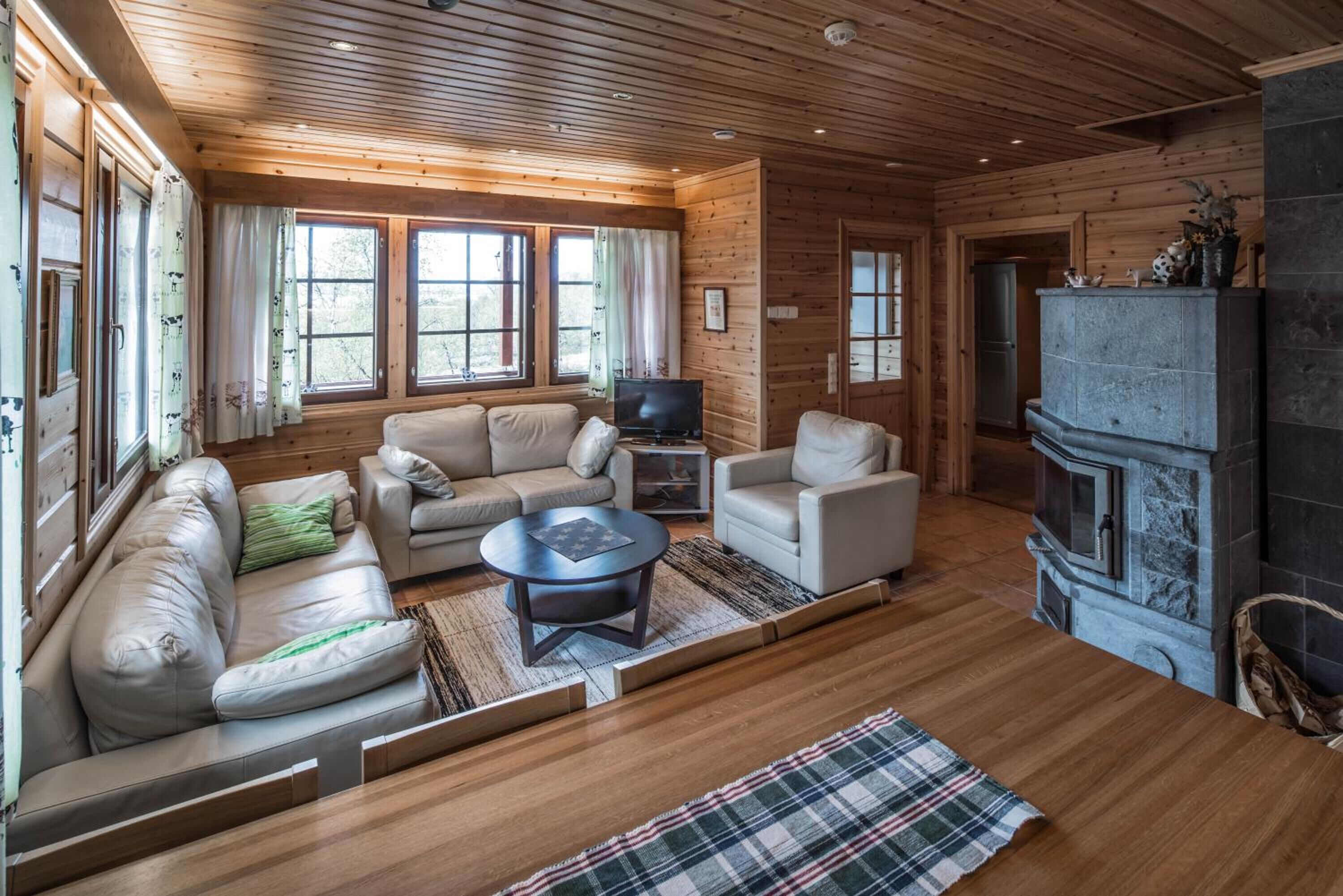 32-inch tv with digital channels, heated floors