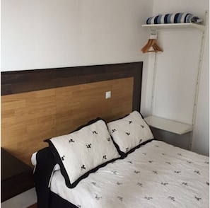 Cofres nos quartos, escrivaninha, cortinas blackout