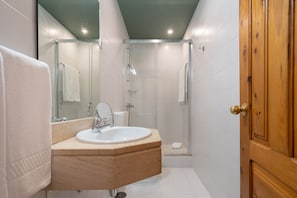 Bathroom sink - Hotel Carvalho Araújo (Terras de Bouro)