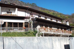 Vista frontal de la propiedad