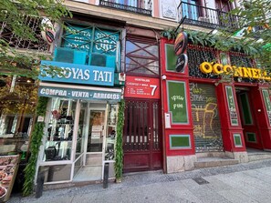 A storefront with a sign for 'COYAS TATI' and 'O'CONNELL' with a closed shutter. - Hostal Alaska (Madrid)