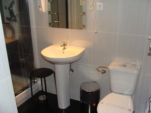 Dusch, duschhuvud med massagefunktion och gratis toalettartiklar