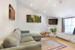 Leilighet – deluxe, 1 soverom | Oppholdsområde | LCD-TV