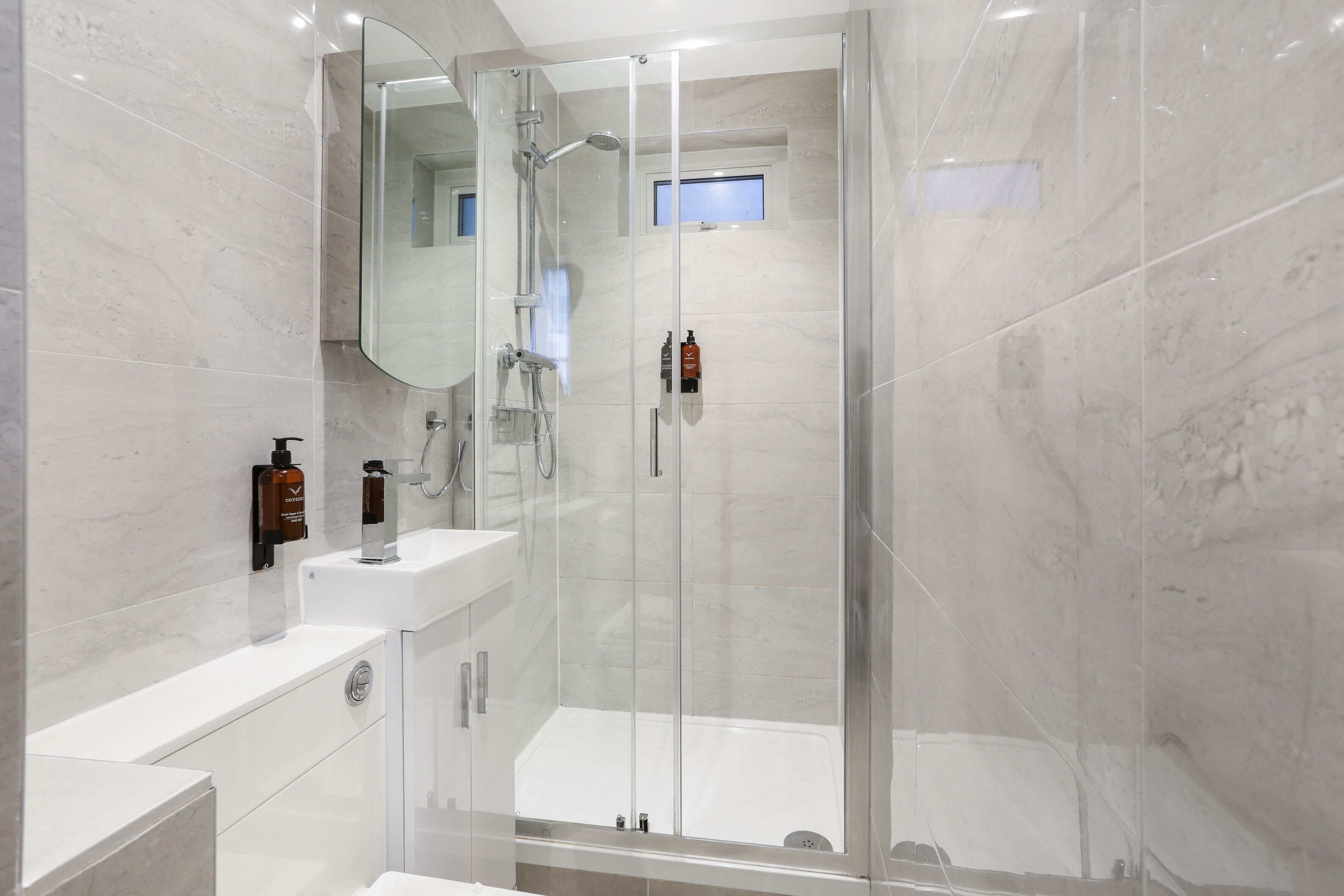 Studio exécutif | Salle de bain | Douche, articles de toilette (gratuits), séchoir à cheveux
