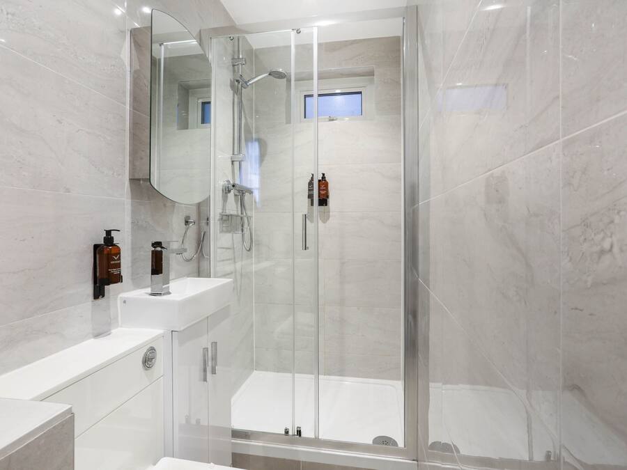 Executive studio | Badkamer | Een douche, gratis toiletartikelen, een haardroger, handdoeken