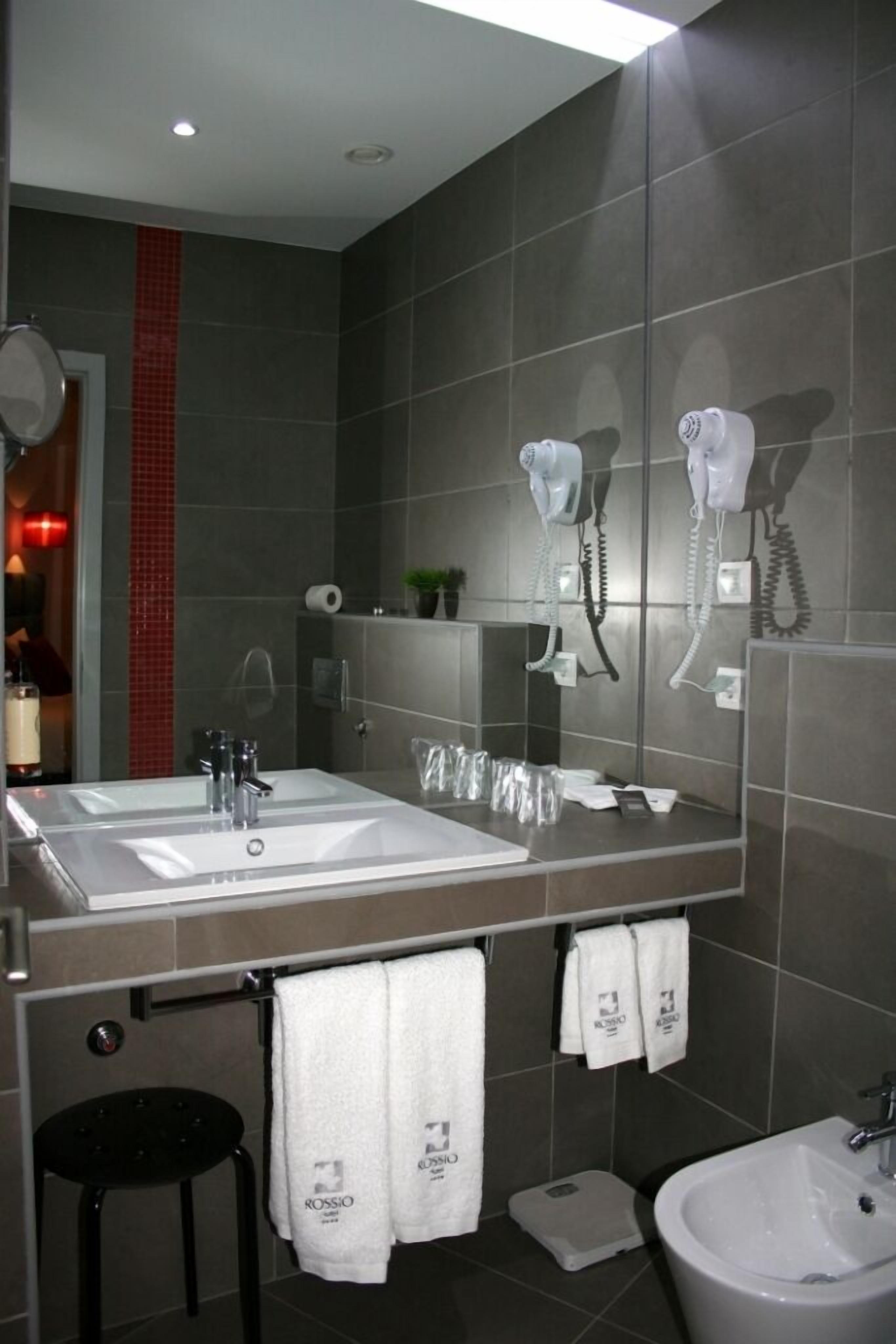 superior double room, 1 double bed | bathroom sink