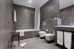 Chambre Double, vue jardin | Salle de bain