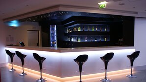 A bar area with a counter and three stools. - Rossio Hotel (Portalegre)