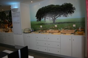 بوفيه فطور مجانًا يوميًا