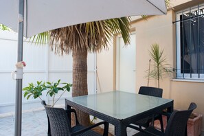 Studio, Kochnische, zum Garten hin | Essbereich im Zimmer