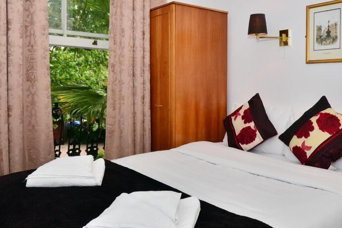 High-speed internet, bed sheets