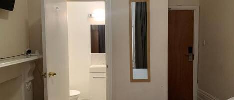 Dobbeltværelse | Badeværelse | Bruser, håndklæder