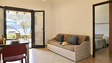 Grand réfrigérateur, micro-ondes, four, plaque de cuisson